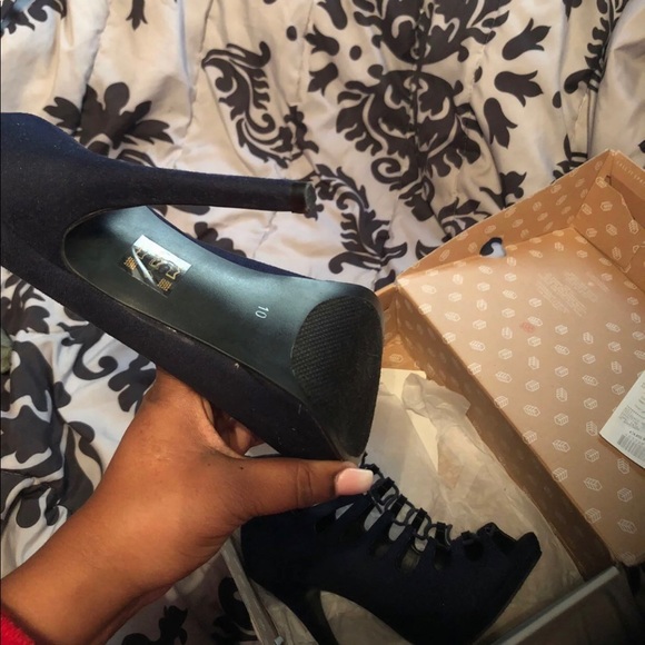 Call it spring navy heels - Picture 4 of 4